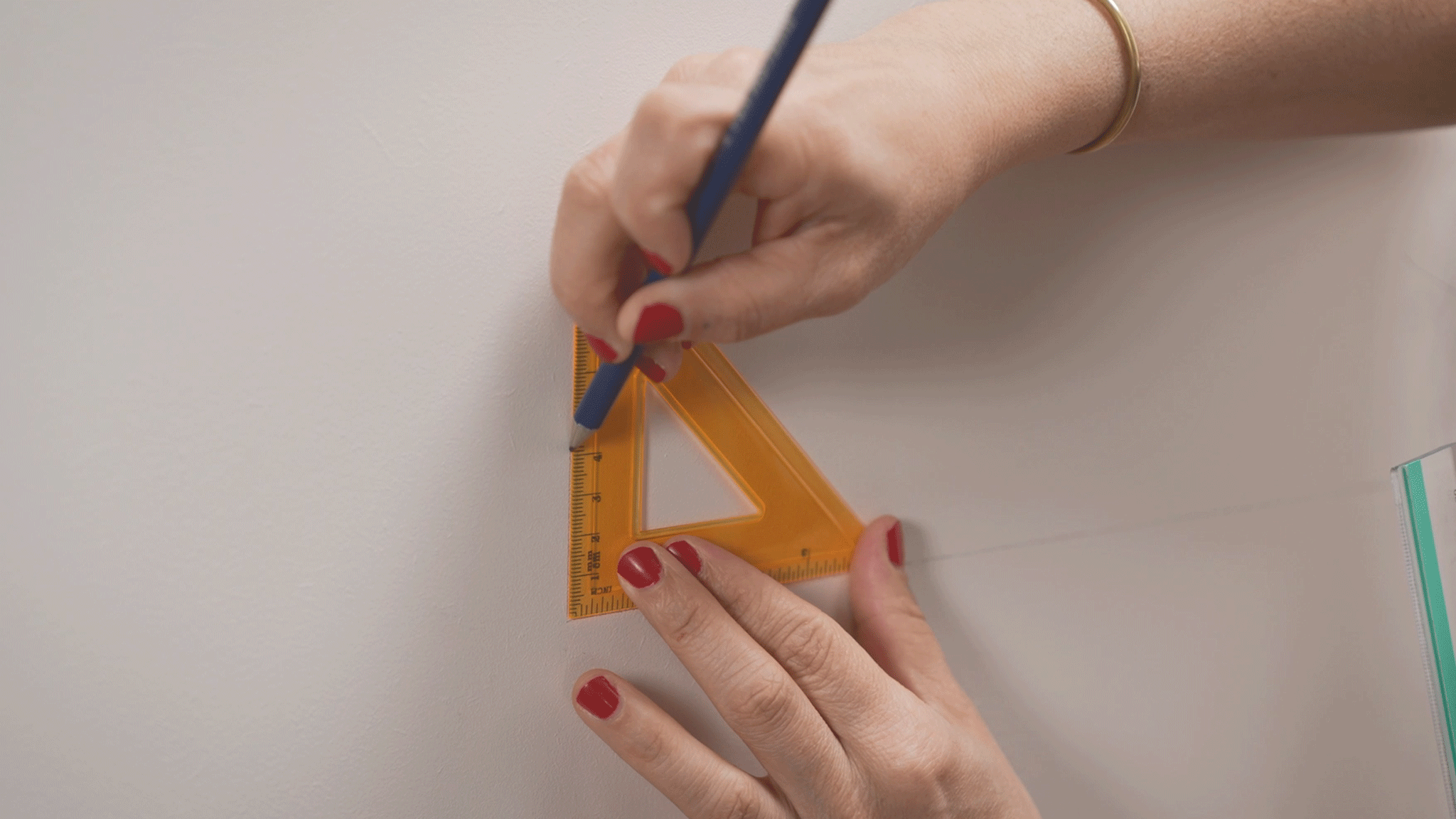 Tracez les bords droits de l’arche en premier à l’aide d’un niveau : le bas et les deux verticales perpendiculaires Tracez les bords droits de l’arche en premier à l’aide d’un niveau : le bas et les deux verticales perpendiculaires