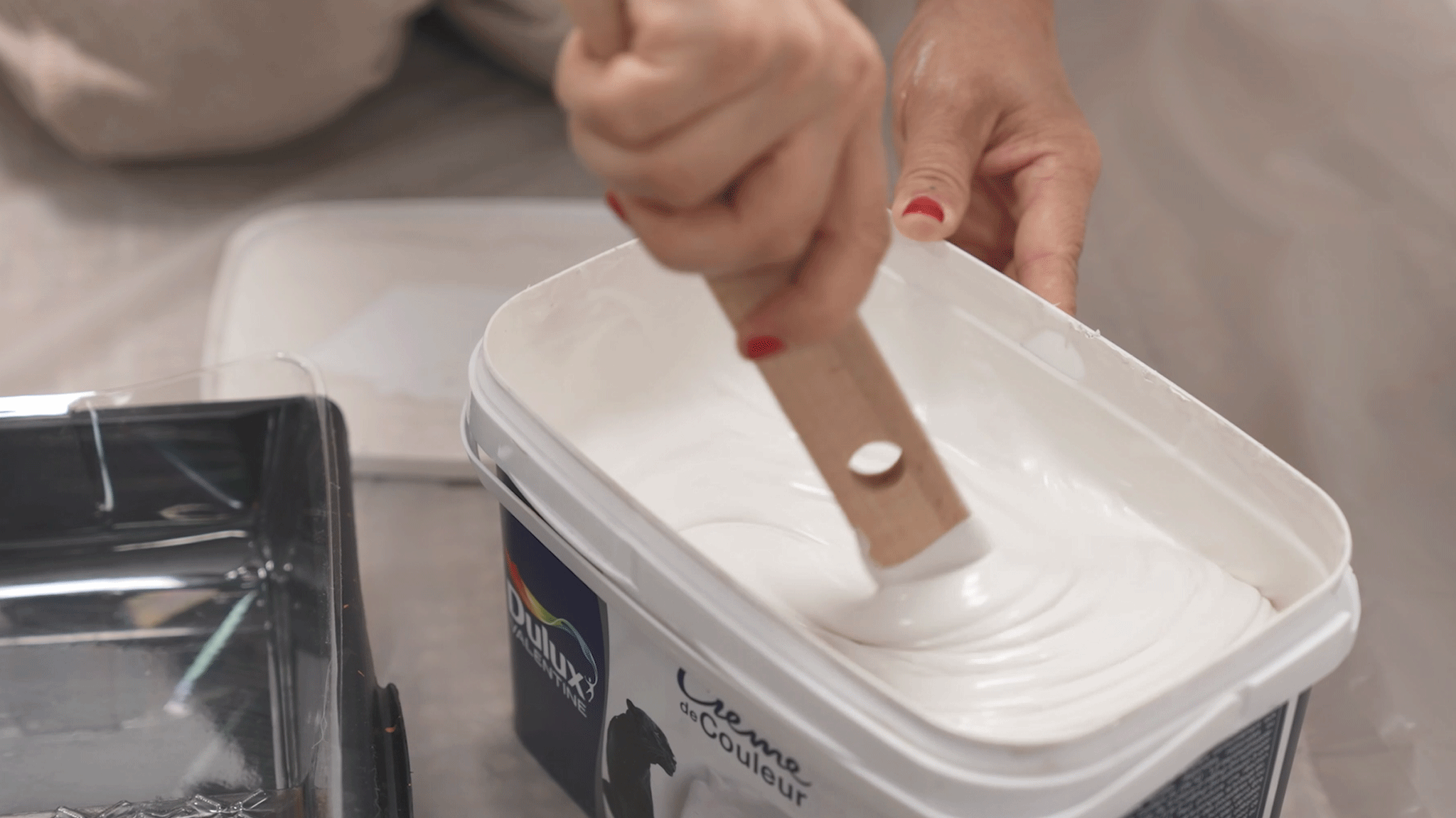 Mélangez la peinture avec un mélangeur pour que la peinture soit homogène dans le pot Mélangez la peinture avec un mélangeur pour que la peinture soit homogène dans le pot