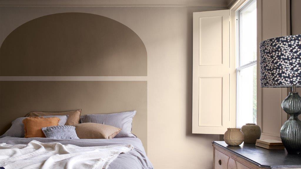 Arc coupé derrière le lit avec fenêtre et volets Dulux_CF21_how-to_arch_bedroom_Global_3