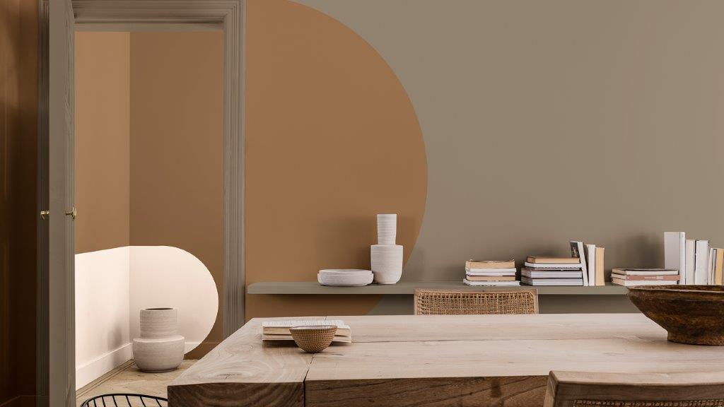 Courbes crème et marron sur le mur avec table à manger et chaises Dulux_CF21_how-to_arch_dining room_Global_4