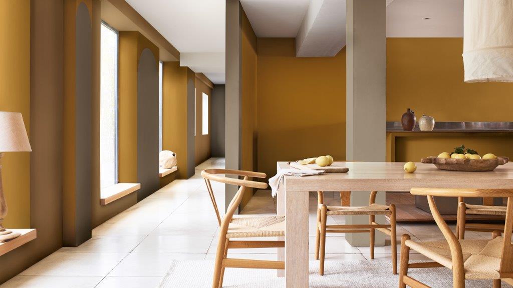 Salle à manger ouverte avec table en bois et baies vitrées à gauche Dulux_CF21_how-to_arch_dining room with windows_Global_5