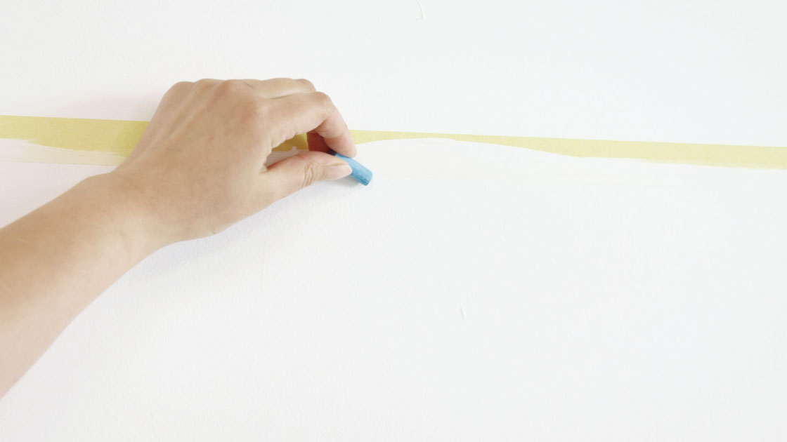 Traçage des lignes repères à la craie pour peindre des motifs géométriques muraux Dulux_Valentine_technique_geometrique_4