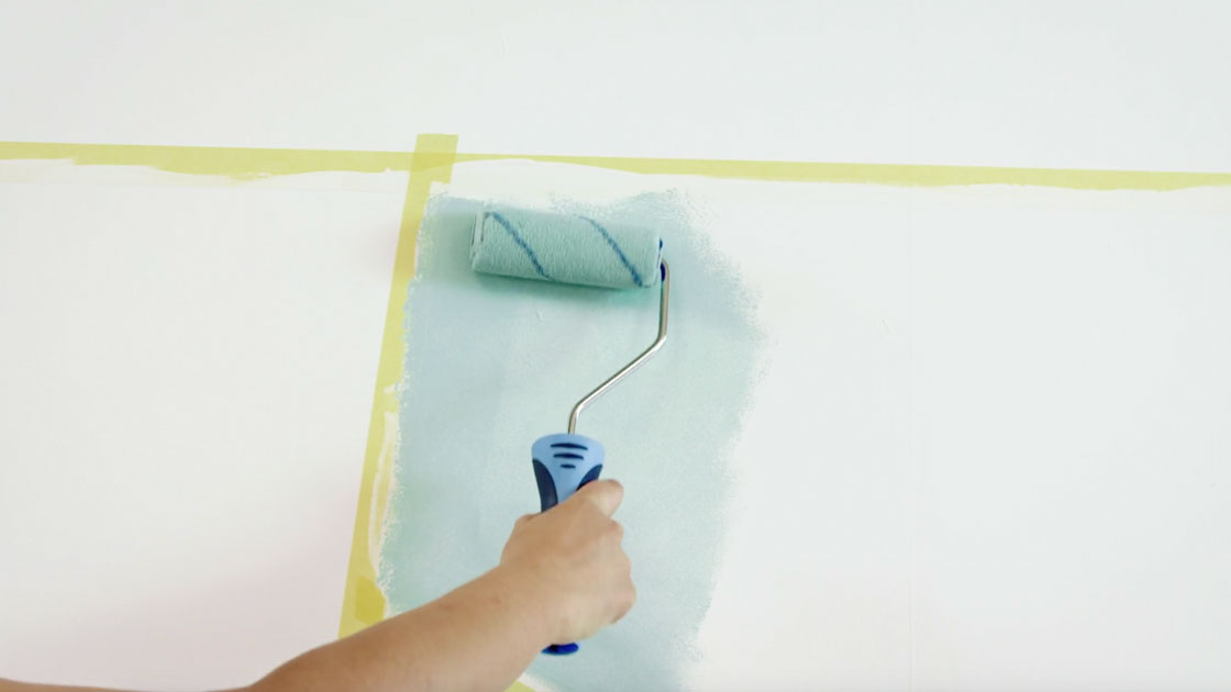 Peinture de motifs géométriques muraux au rouleau Dulux_Valentine_technique_geometrique_6