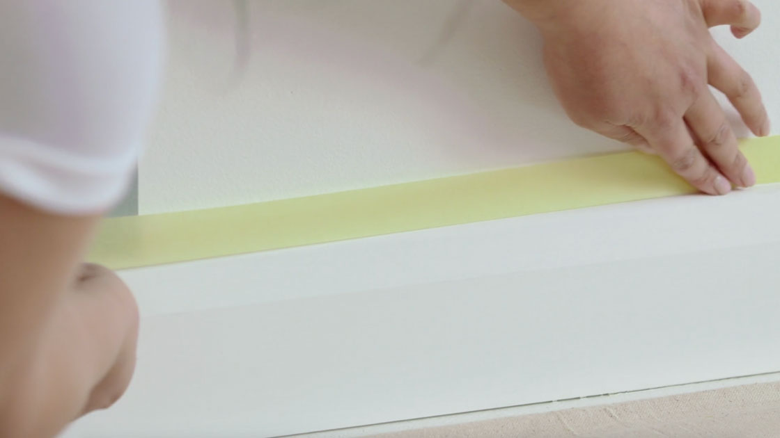 Application de ruban adhésif sur les plinthes pour peindre des motifs géométriques muraux Dulux_Valentine_technique_geometrique_7
