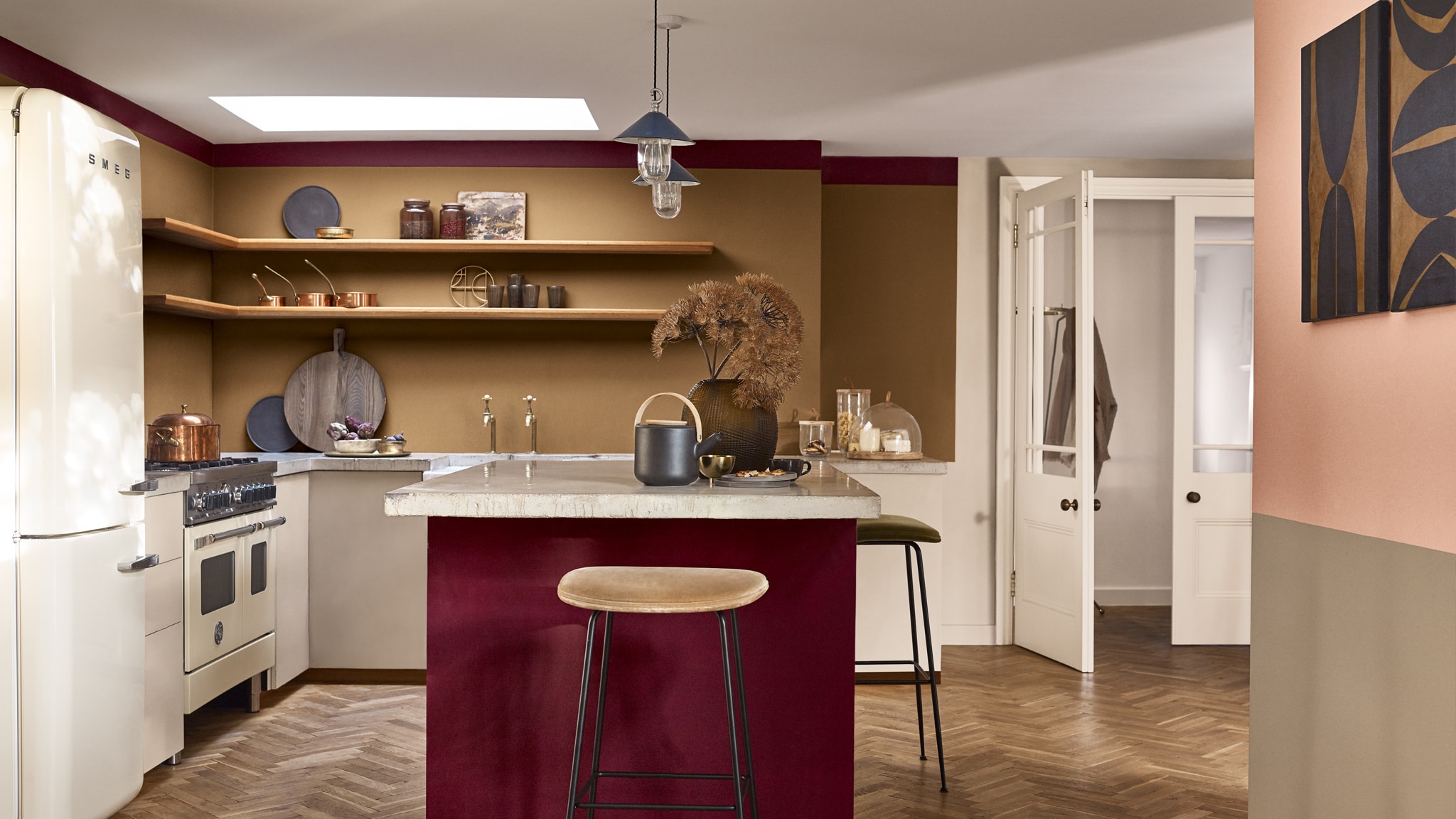 Une cuisine apaisante Duluxvalentine-couleurs-futures-couleur-de-l-annee-2019-une-piece-pour-reflechir-cuisine-inspiration-France-46